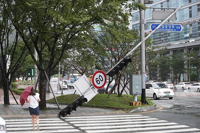 제15호 태풍 고니가 북상했을 때 부산 해운대구 센텀시티에서 가로등이 강한 바람에 넘어진 모습. 한겨레 자료 사진.