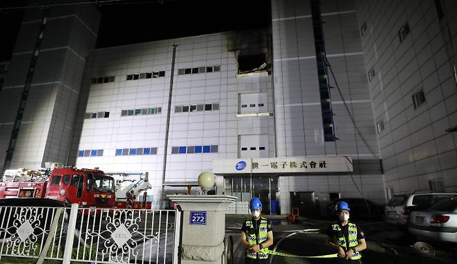 21일 밤 화재가 난 인천 남동구 한 전자제품 제조공장 모습. 현재 9명이 사망한 이 날 화재는 오후 3시 43분쯤 건물 4층에서 발생했다. 연합뉴스,