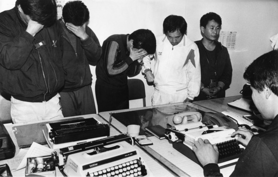 1991년 당시 대마초 혐의로 조사를 받고 있는 기주봉(가장 오른쪽). 최정동 기자