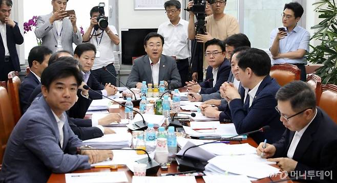24일 오후 서울 여의도 국회 정무위원회 소회의실에서 김종석 소위원장이 정무위원회 법안심사제1소위원회를 주재하고 있다./사진=뉴시스