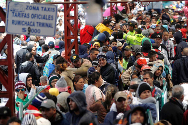 경제난으로 베네수엘라를 탈출한 사람들이 에콰도르에 들어가기 위해 에콰도르와 콜롬비아 국경을 연결하는 루미차카 다리 앞에서 입국 수속을 기다리고 있다. 사진출처 구글
