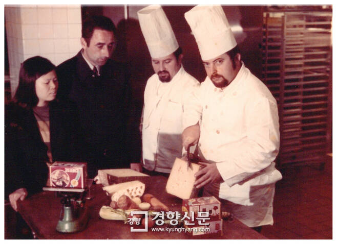 지정환 신부(왼쪽에서 두 번째)가 조선호텔에서 요리사들에게 치즈를 선보이고 있다. / 지정환 신부 제공