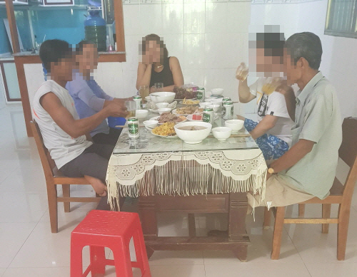 여성의 집에서 촬영한 사진. 여성의 가족은 ‘약혼 계약금’이라는 명목으로 A씨에게 돈을 요구했다. (사진= 제보자 제공)