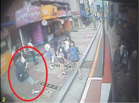 여고생을 몰래 촬영하고 있는 피의자 / 사진=경기남부경찰 제공