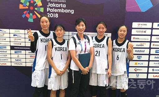 한국3X3여자농구대표팀은 2018자카르타-팔렘방아시안게임에서 8강에 진출하는 성과를 올렸다. 박지은, 김진희, 김화순 감독, 김진영, 최규희(왼쪽부터)가 일정을 모두 마친 뒤 포즈를 취하고 있다. 자카르타(인도네시아)|강산 기자 posterboy@donga.com