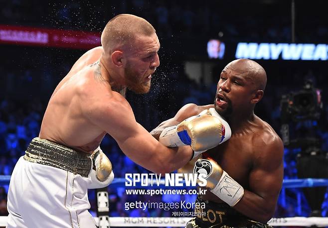 ▲ '세기의 대결'을 펼쳤던 플로이드 메이웨더 주니어(오른쪽)과 코너 맥그리거