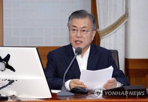 문 대통령, '국무위원들께' (서울=연합뉴스) 배재만 기자 = 문재인 대통령이 28일 오전 청와대에서 열린 국무회의를 주재하고 있다. scoop@yna.co.kr (끝)