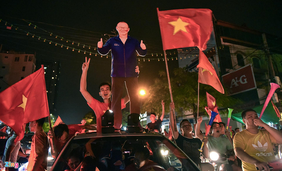 베트남 국민들은 아시안게임 4강에 진출하자 거리로 쏟아져나와 박항서 실물 크기 입간판을 들고 환호했다. [베트남 징 캡처]