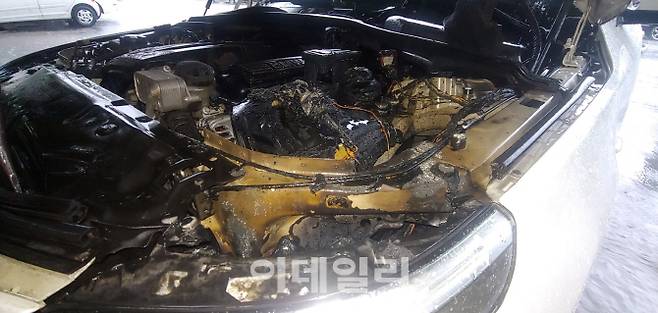 불이 난 2010년식 BMW 528i 차량 (사진=파주소방서 제공)