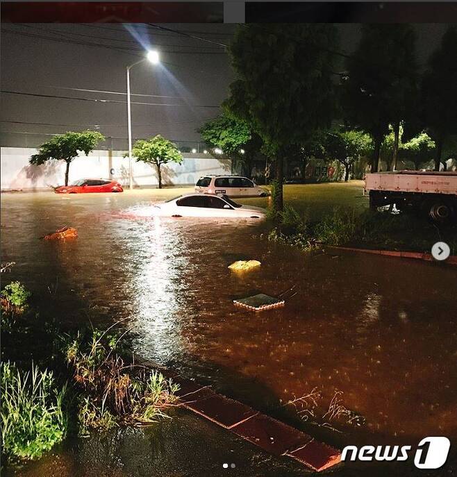 29일 많은 비가 내린 경기도 김포시 유현 사거리의 도로가 물에 잠겨 있다. (SNS 캡쳐) © News1