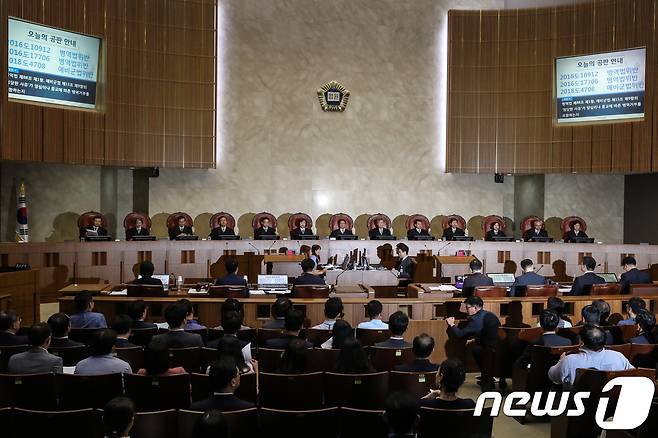 김명수 대법원장을 비롯한 대법관들이 30일 오후 서울 서초구 대법원에서 열린 '양심적 병역거부 전원합의체 공개변론'을 위해 대법정에 착석해 있다. 2018.8.30/뉴스1 © News1 성동훈 기자