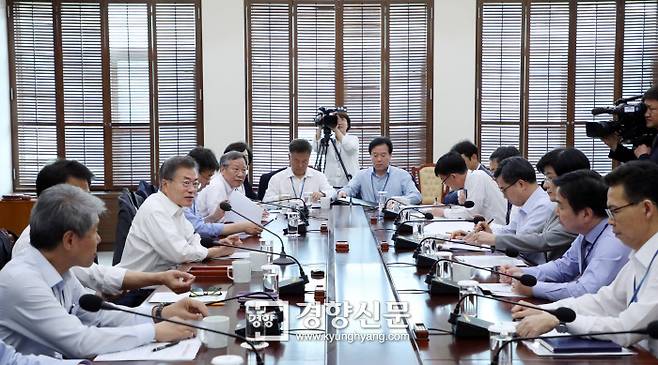 문재인 대통령이 5월 29일 경제 관련 부처 장관들이 참석한 가운데 가계소득동향 점검회의를 주재하고 있다. / 청와대 제공