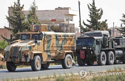 지난달 29일 시리아 이들립주 사라낍 도로를 이동하는 터키군 차량 [AFP=연합뉴스]