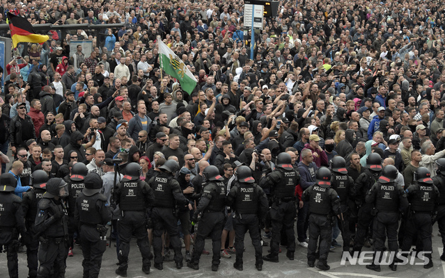 【켐니츠(독일) = AP/뉴시스】 독일 캠니츠시에서 주말인 1일(현지시간) 극우파 반이민 시위대가 행진을 앞두고 집회를 하다가 경찰에 의해 강제해산되고 있다.