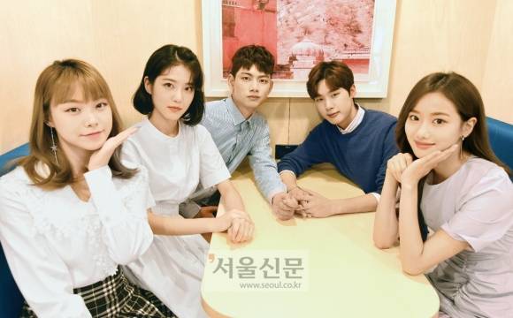 웹드라마 ‘에이틴’ 배우들. 왼쪽부터 김수현, 신예은, 의현, 김동희, 이나은. 최해국 선임기자seaworld@seoul.co.kr 웹드라마 ‘에이틴’ 배우들. 왼쪽부터 김수현, 신예은, 의현, 김동희, 이나은. 최해국 선임기자seaworld@seoul.co.kr