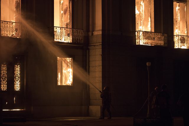 소방관이 브라질 국립박물관 건물의 불을 끄기 위해 물을 뿌리고 있다. 리우데자네이루=AP 연합뉴스