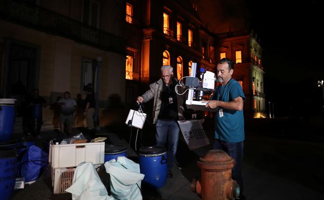 소방대와 박물관 직원이 브라질 국립박물관 내에 있는 물건을 꺼내고 있다. 리우데자네이루=로이터 연합뉴스