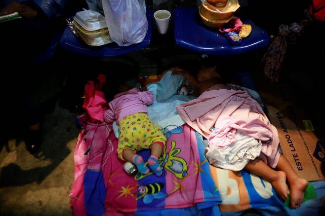 베네수엘라 이민자의 자녀들이 지난 24일 페루와 에콰도르 접경 지역의 한 국경 관리 시설 바닥에서 잠을 자고 있다. 툼베스|로이터연합뉴스
