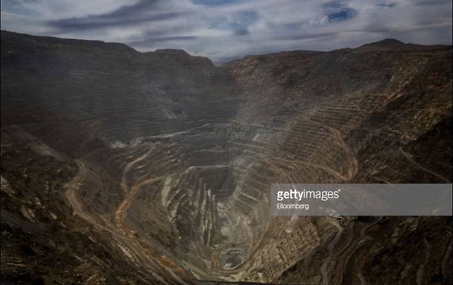 세계 최대의 노천 구리 광산인 칠레 깔라마 지역의 추끼까마따(Chuquicamats) 광산. 게티이미지코리아