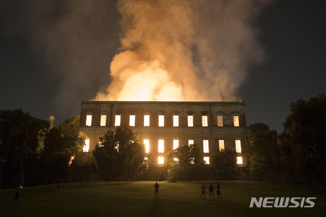 【리우데자네이루=AP/뉴시스】브라질 리우데자네이루에 위치한 국립박물관에서 2일(현지시간) 대형 화재가 발생해 건물이 거의 전소했다. 사진은 이날 불길에 휩싸인 박물관의 모습.2018.09.03.