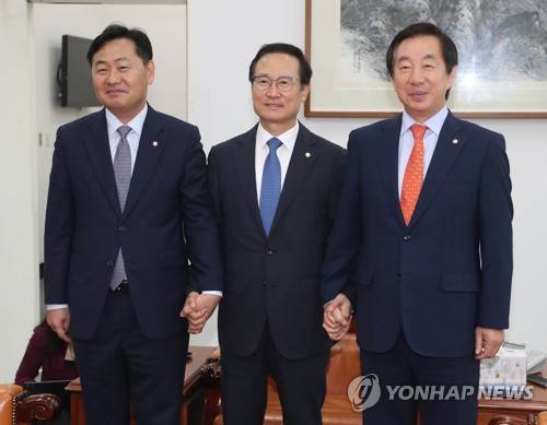 여야 원내대표 회동, 정기국회 향방은? (서울=연합뉴스) 김현태 기자 = 정기국회 개회일인 3일 오전 국회 운영위원장실에서 여야 교섭단체 원내대표가 현안 논의를 위해 회동하면서 손을 맞잡고 있다. 왼쪽부터 바른미래당 김관영 원내대표, 더불어민주당 홍영표 원내대표, 자유한국당 김성태 원내대표. 2018.9.3 mtkht@yna.co.kr (끝)