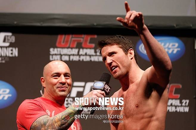 ▲ 차엘 소넨(오른쪽)은 UFC 최고 트래시 토커다운 '거친 입심'을 뽐냈다.