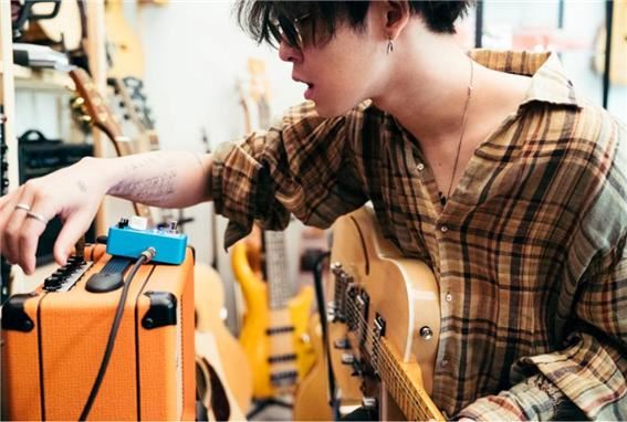 기타 이펙터를 만지고 있는 남태현. 그의 오른쪽 팔에 기타 연주할 때 쓰는 한 코드가 새겨져 있다. 사우스바이어스클럽 제공