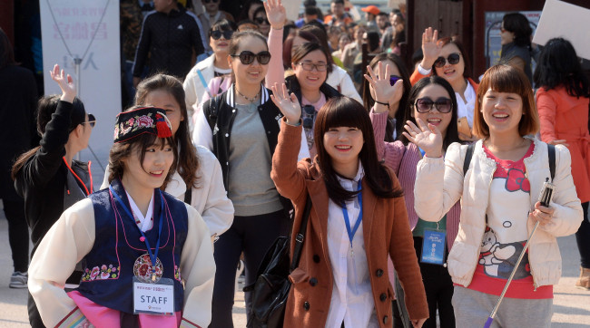 한국 고궁을 찾은 중국인 관광객