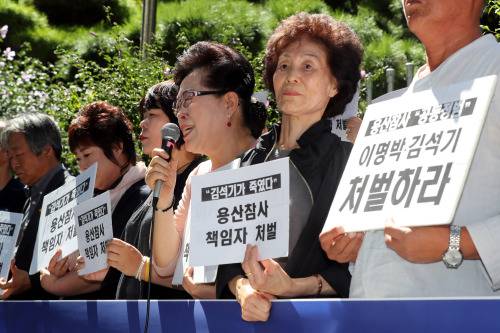 용산 참사 유가족이 5일 오전 서울 서대문구 미근동 경찰청 앞에서 경찰청 인권침해 사건 진상조사위원회의 조사 결과에 따른 입장발표 기자회견을 열고 당시 서울경찰청장이었던 김석기 의원에 대한 처벌을 눈물로 호소하고 있다.