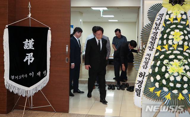 【수원=뉴시스】박다예 기자 = 이재명 경기도지사는 5일 오후 경기 화성시 한림대학교 동탄성심병원 장례식장에서 삼성전자 기흥사업장 이산화탄소 누출 사고로 숨진 희생자를 조문한 뒤 자리를 떠나고 있다. 2018.09.05 (사진 = 경기도 제공) photo@newsis.com