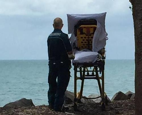 말기 환자를 바닷가로 데려갔던 구급대원들[출처: 호주 '퀸즐랜드 앰뷸런스 서비스' 페이스북]