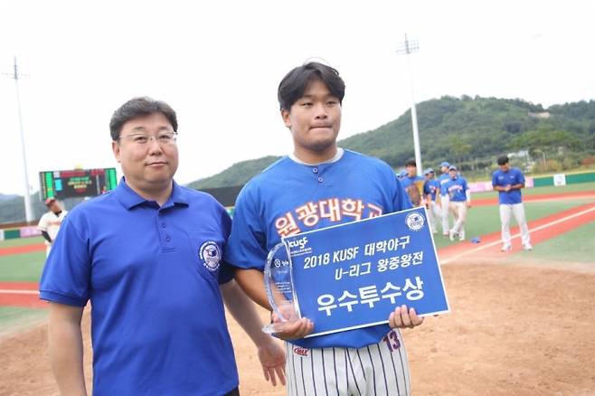 우수투수상을 수상하며 원광대의 U-리그 왕중왕전 우승을 이끈 강정현. 대학야구연맹 제공