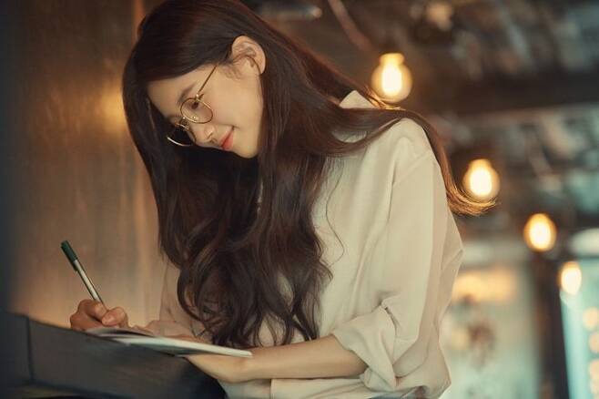 아이웨어 브랜드 카린이 7일 공개한 수지 가을 화보 (사진=CARIN 제공)
