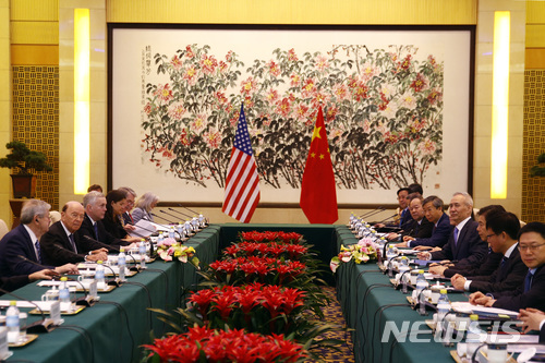 윌버 로스 미 상무장관을 비롯한 미국 협상단과 류허 중국 국무원 부총리를 비롯한 중국 협상단이 지난 6월 중국 베이징 댜오위타이에서 무역협상을 진행하고 있다. AP뉴시스