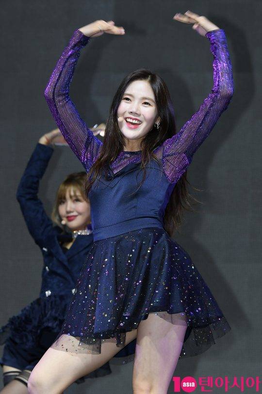 그룹 오마이걸 효정이 10일 오후 서울 광진구 예스24 라이브홀에서 열린 여섯 번째 미니음반 ‘리멤버 미(Remember me)’ 발매 기념 쇼케이스에서 멋진 무대를 펼치고 있다.