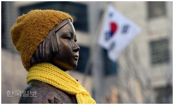서울 종로구 주한 일본대사관 앞에 설치된 일본군 위안부 소녀상. 한국일보 자료사진