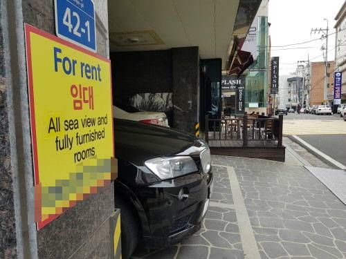10일 울산 동구 ‘꽃바위 외국인특화거리’의 한 상가건물에 ‘점포임대’라는 플래카드가 걸려 있다. 이보람 기자