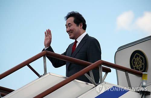 이총리 '러시아 잘 다녀오겠습니다' 이 총리 '러시아 잘 다녀오겠습니다' (성남=연합뉴스) 김승두 기자 = 이낙연 국무총리가 10일 오후 경기도 성남 서울공항에서 러시아 블라디보스토크에서 열리는 제4차 동방경제포럼에 참석하기 위해 공군 2호기에 올라 손을 흔들고 있다. 2018.9.10 kimsdoo@yna.co.kr