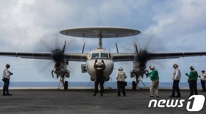 미 해군이 운용 중인 E-2D '어드밴스트 호크아이' 조기경보기 <자료사진> © AFP=뉴스1