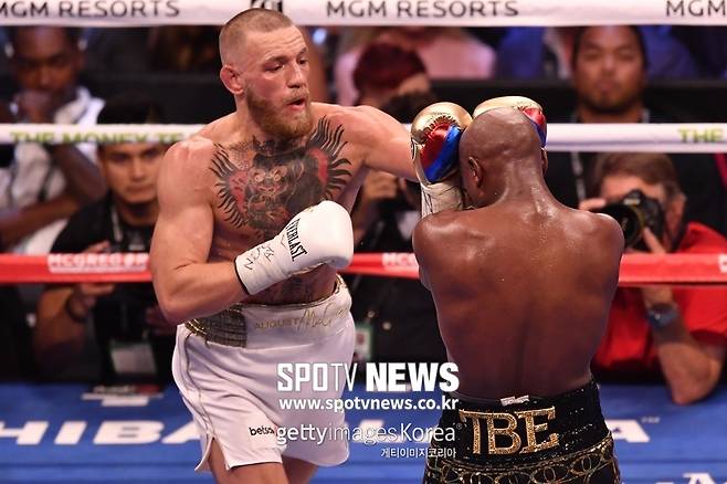 ▲ 코너 맥그리거(왼쪽) 기획력은 타의추종을 불허한다. '위대한 복서' 플로이드 메이웨더 주니어와 세기의 대결 이벤트로 그는 약 1,100억 원을 거머쥐었다.