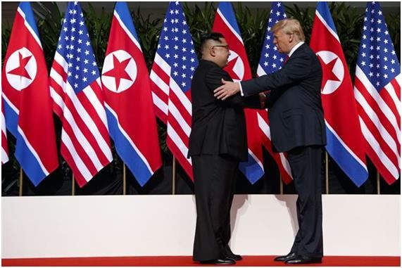 도널드 트럼프 미국 대통령(오른쪽)과 김정은 북한 국무위원장이 지난 6월 12일(현지시간) 싱가포르 센토사 섬에서 만나 악수를 나누고 있는 모습. 싱가포르=AP 연합뉴스