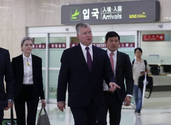중국과 일본 방문을 마친 스티븐 비건 미국 국무부 대북정책 특별대표가 15일 오후 서울 강서구 김포공항을 통해 입국하고 있다. 지난 10일 취임 후 첫 방문에 이어 재방문한 비건 특별대표는 이도훈 외교부 한반도평화교섭 본부장을 만나 중국, 일본 방문결과를 공유할 것으로 보인다. 2018.9.15/뉴스1 <저작권자 © 뉴스1코리아, 무단전재 및 재배포 금지>
