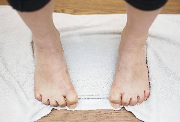 근육경련을 막으려면 평소 스트레칭을 자주 하는 게 좋다./조선일보 DB