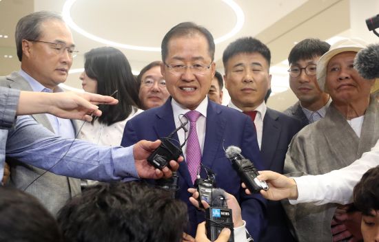 두 달간의 미국 생활을 마친 홍준표 전 자유한국당 대표가 15일 오후 인천국제공항을 통해 귀국해 취재진의 질문에 답변하고 있다.  뉴시스
