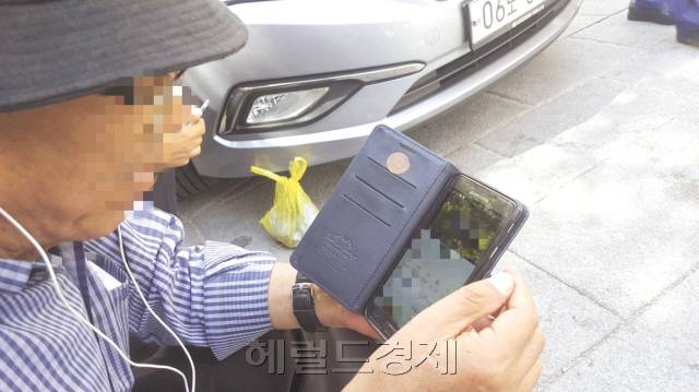 신문, 방송 등 기성 매체들의 보도를 불신하는 일부 노인들 사이에서는 카카오톡과 유튜브 등으로 유포되는 가짜뉴스를 맹신하고 있다. 사진은 지난 12일 서울 종로구 탑골공원에서 한 70대 노인이 유튜브로 뉴스를 보고 있는 모습. 경찰은 연말까지 가짜뉴스에 대한 특별단속에 나서기로 했다. 정세희 기자/say@heraldcorp.com