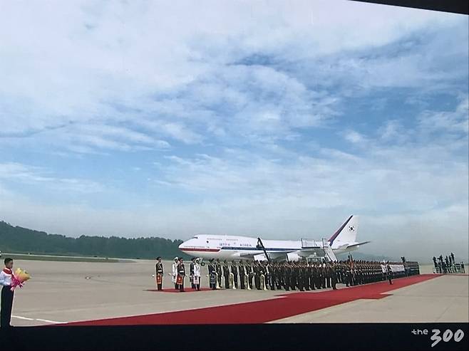 문재인 대통령 내외와 방북 수행단을 태운 공군 1호기가 18일 오전 10시쯤 평양국제비행장에 착륙했다. /사진=한지연 기자