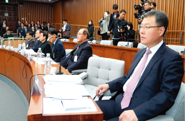 1월 31일 당시 신현수 국가정보원 기획조정실장(오른쪽)이 국회에서 열린 국가정보원 개혁에 대한 공청회에 참석했다. [동아DB]