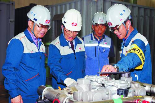 김범년 한전KPS 사장(왼쪽 두 번째)은 고객의 만족도를 높이기 위해 현장 중심 경영에 힘쓰고 있다. 사진은 김 사장이 하동사업처를 현장방문해 발전설비 정비 상황을 점검하는 모습. 한전KPS 제공