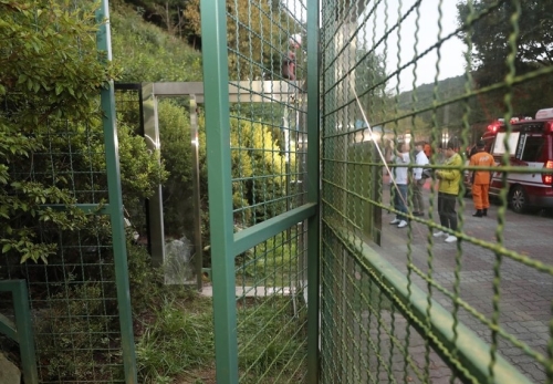 18일 대전동물원에서 퓨마 1마리가 탈출해 경찰과 소방당국이 수색하고 있는 가운데 퓨마가 탈출한 사육장 문이 열려 있다.