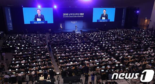 윤영찬 청와대 국민소통수석이 19일 서울 중구 동대문디자인플라자에 마련된 평양 남북정상회담 메인프레스센터에서 정상회담 관련 브리핑을 하고 있다.2018.9.19/뉴스1 © News1 송원영 기자